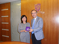 Prof. Ye Jingyi (left), Deputy Party Secretary of Peking University receives a souvenir from Prof. Jack Cheng (right), Pro-Vice-Chancellor of CUHK